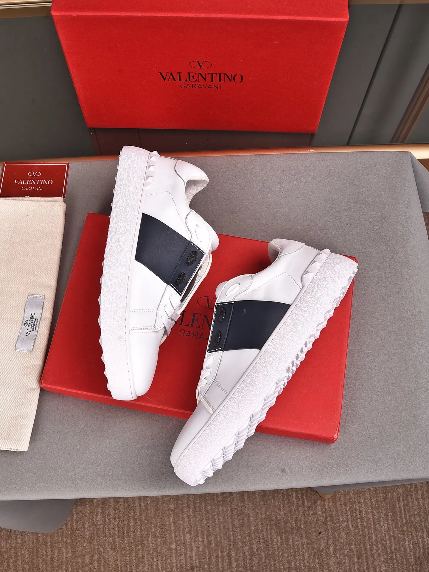 Men's shoes 440💰 (men and women couples) Valentino classic color matching series casual shoes. Made with heavy craftsmanship, good products pay attention to every detail. A must-have trendy item that can be worn all year round, it has been worn by many celebrities and Internet celebrities~~Imported cowhide surface, unique design concept, sheepskin lining, counter quality. Women’s clothing 35-40. Men’s clothing 39-44, 45-46 (returns and exchanges are not supported for custom-made items)